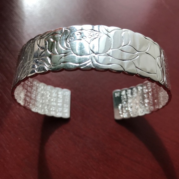 Unisex Lotus carved silver bracelet - Picture 2 of 7